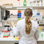 kobieta pracująca w laboratorium przy powłokach specjalistycznych