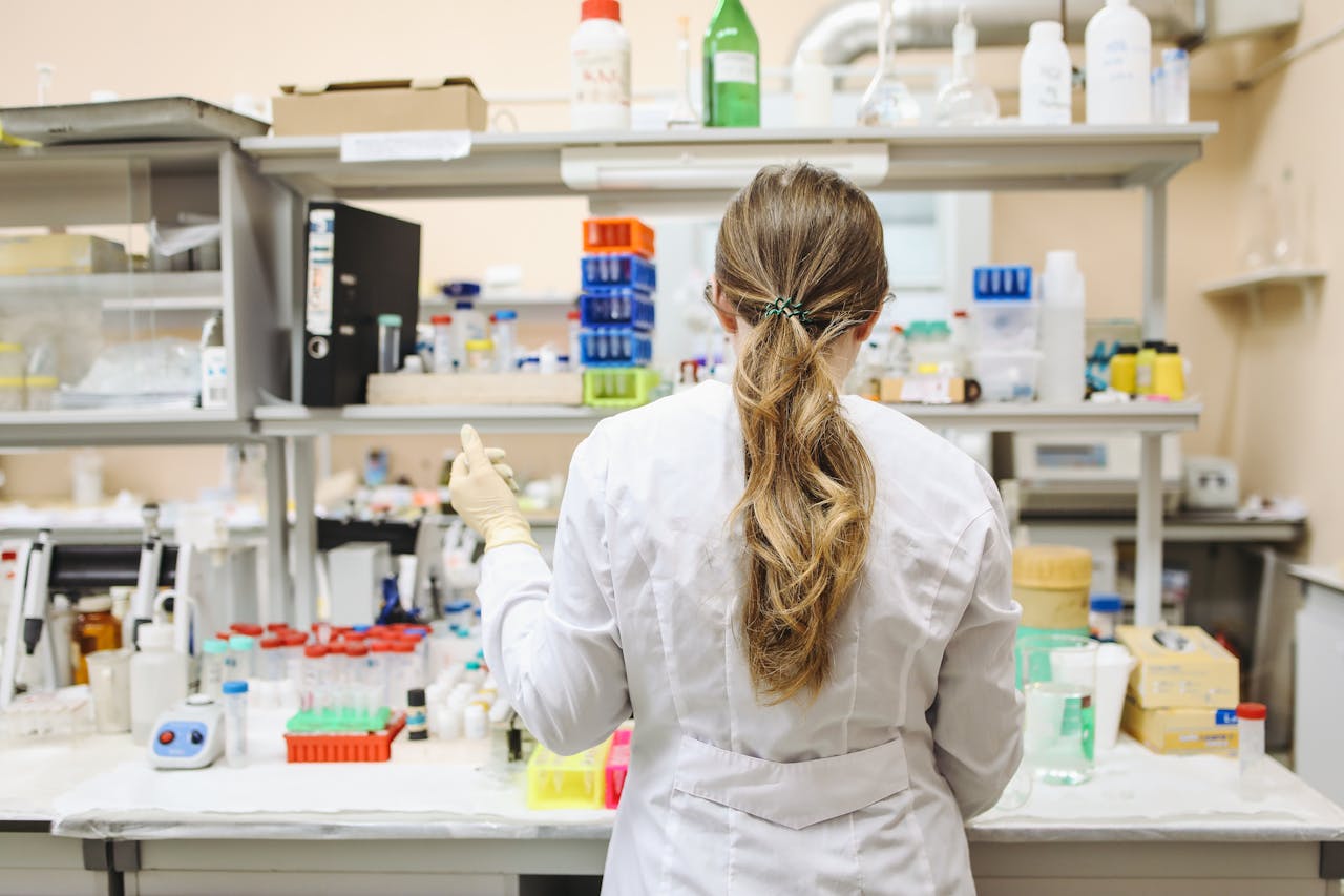 kobieta pracująca w laboratorium przy powłokach specjalistycznych